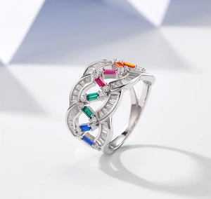 Detailansicht eines 925 Silber Rings mit buntem Zirkonia und gewebtem Design in Hohloptik