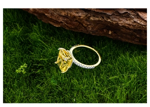 Détail macro d'une bague en argent 925 avec gemme jaune 10x12 taille glace sur mousse