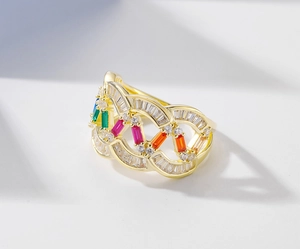 Nahaufnahme des 18k vergoldeten Wellenrings mit bunten grünen und roten Zirkonia-Steinen