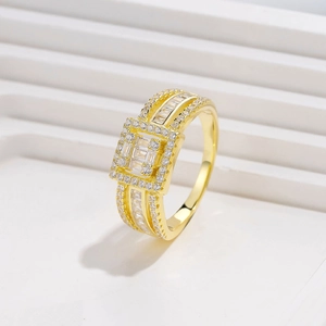 Bague en argent 925 doré avec micro-pavage de zircons 5A, vue d'angle à 45 degrés