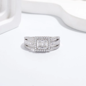 Bague en argent 925 avec pavé de zircons 5A et design central en grappe carrée
