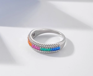 Vue détaillée de la bague arc-en-ciel en argent S925 avec pierres de taille baguette