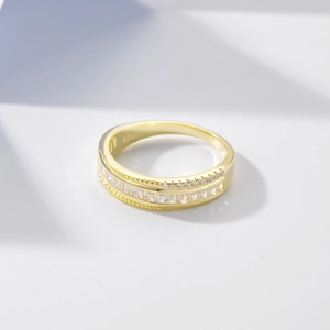 Anello di lusso in argento 925 placcato oro con diamanti quadrati e pavé di zirconi cubici