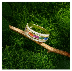 Détail macro d'une bague vague en argent 925 doré 14k avec pavé de diamants et pierres colorées