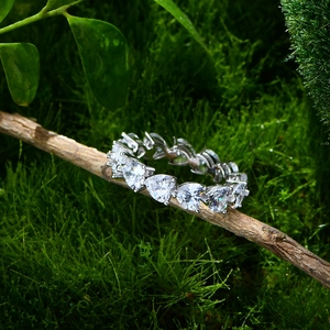 S925 Sterling Silber Eternity Ring mit funkelnden Zirkonia-Steinen im Herzschliff