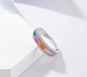 Détail macro de bague en argent avec cristaux arc-en-ciel et bordures pavées étincelantes
