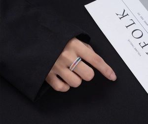 Détail de la bague en argent S925 avec pierres arc-en-ciel et zircons blancs