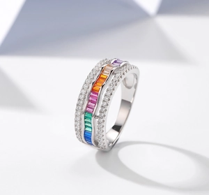 Gros plan sur bague en argent 925 avec gemmes arc-en-ciel et pavage de petits diamants