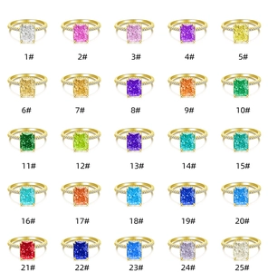 Présentation de 25 bagues en argent 925 avec pierres précieuses colorées en coupe carrée