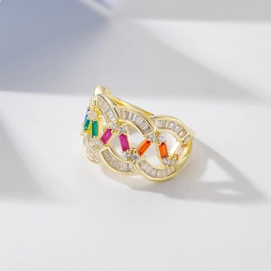 Eleganter Wellenring aus 925er Silber mit 18k Goldbeschichtung und bunten Zirkonias