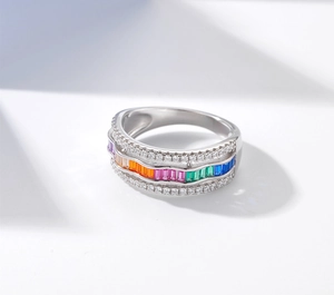 Détail d'une bague vague arc-en-ciel avec pierres baguette et pavé de cristaux