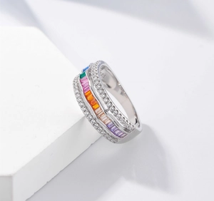 Détail de la bague en argent 925 avec pierres multicolores et pavé de micro-diamants