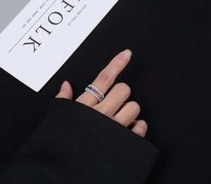 Vue détaillée d'une bague en argent 925 avec pierres multicolores et pavage de diamants