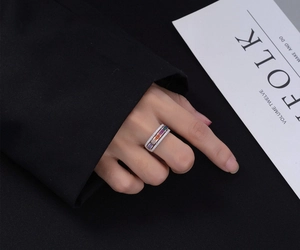 Vue détaillée d'une bague vague en argent 925 sertie de zircons aux couleurs de l'arc-en-ciel