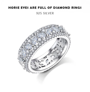 Détail macro de la bague en argent 925 avec diamants marquise et motifs évidés complexes