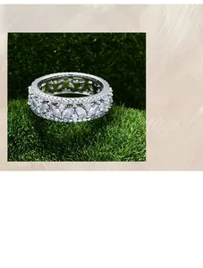 Macro d'une bague en argent 925 avec pierres alternées en taille marquise et ronde