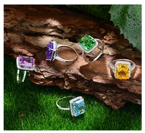 Gros plan de bagues de luxe en argent 925 avec de grosses pierres précieuses de 13ct