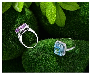 Détails de bagues en argent S925 avec de grosses pierres bleues et violettes taillées