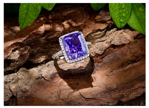 Détail macro d'une bague avec pierre précieuse violette de 13 carats en argent 925