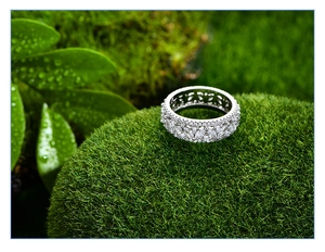 Gros plan d'une bague marquise avec motifs ajourés sur mousse verte naturelle