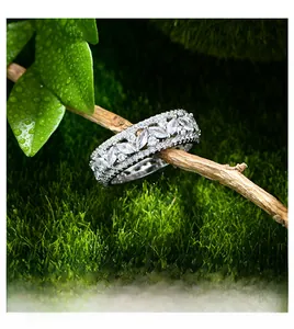 Détail des pierres marquise et rondes sur une bague avec une finition en platine
