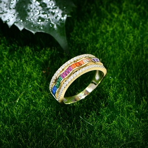 Bague vague en argent 925 doré 14k avec pierres arc-en-ciel et diamants latéraux