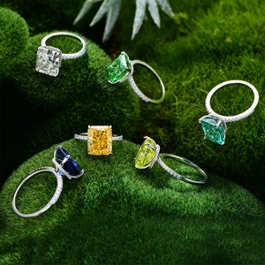 Bagues en argent 925 avec diamants colorés de taille Radiant sur fond de mousse verte