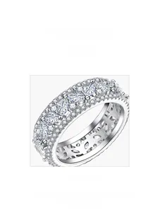 Vue détaillée des diamants marquise avec sertissage micro-pavé sur une bague en argent