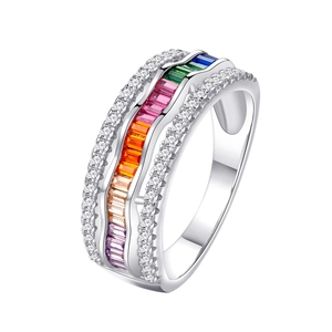 Bague vague argentée avec pierres arc-en-ciel et pavage de zircons étincelants