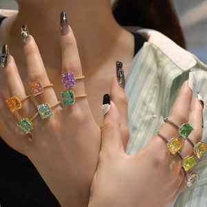 Bagues luxueuses en argent 925 avec diamants carrés colorés portées sur les mains