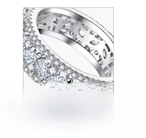 Gros plan d'une bague marquise en diamant avec motifs évidés sur l'anneau en argent