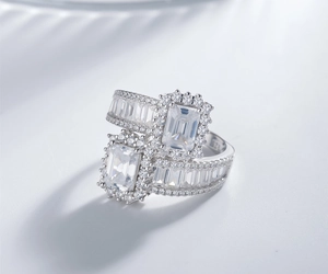 Détail macro de la bague en argent S925 avec deux pierres taille émeraude et pavage halo