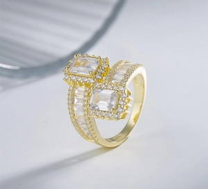 Vue macro de la bague en argent S925 avec pierres taille émeraude et gravure fine