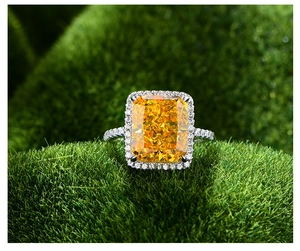 Vue macro d'une bague avec pierre jaune taille fleur de glace et halo brillant
