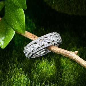 Bague élégante en argent avec grappe de diamants marquise sur branche et mousse naturelle