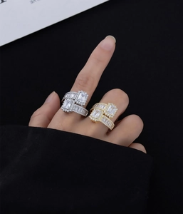 Gros plan de bagues en diamant taille émeraude avec finitions luxe en or et en argent