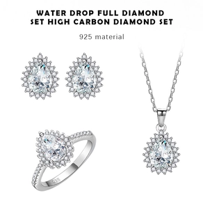 Nahaufnahme von 925er Silberschmuck-Set mit birnenförmigen Carbon-Diamanten und Halo