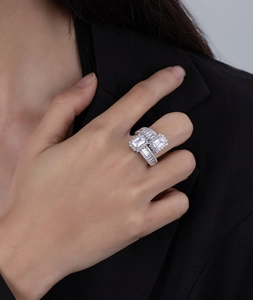 Bague luxueuse en argent 925 avec pierres taille émeraude et pavé de diamants sur la main