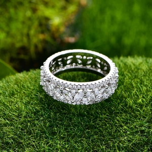 Bague éternité sertie de cristaux marquise et ronds sur fond de mousse verte