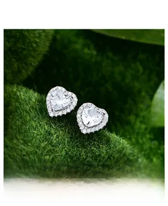 Vista macro di orecchini a cuore in argento 925 con pavé di zirconi cubici scintillanti