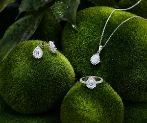 Nahaufnahme von S925 Sterling Silber Tropfen Schmuckset auf natürlichem Moosgrund