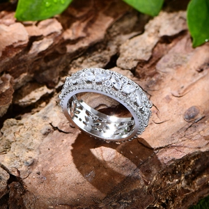 Bague élégante en argent avec diamants taille marquise sur fond d'écorce naturelle