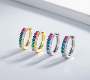 Détail de créoles en argent 925 avec double rangée de gemmes colorées et de diamants