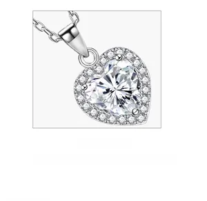 Primo piano della collana con ciondolo a cuore e alone di diamanti in argento sterling 925