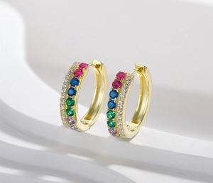 Vue macro de créoles en or 18 carats avec doubles rangées de pierres colorées
