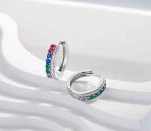 Détail macro de créoles en argent 925 avec un sertissage de pierres aux couleurs de l'arc-en-ciel