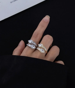 Detail of s925 silver pear-cut diamond rings in gold and silver finishes on model
