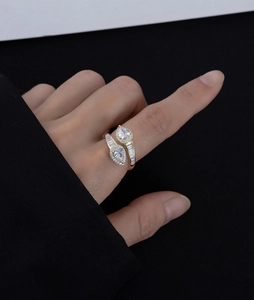 Detail of s925 gold ring with pear-cut carbon diamonds and rectangular side stones