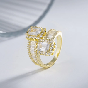 Bague en argent 925 avec pierres taille émeraude et sertissage halo doré