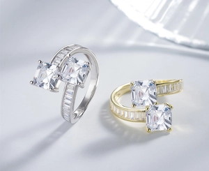 Vue détaillée de la bague Toi et Moi en argent S925 avec zircons taille Asscher polis